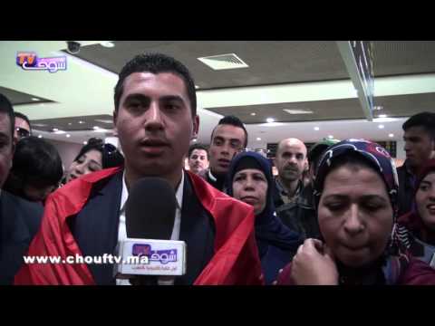 شاهدلحظة وصول المنشد المغربي الفائز بالجائزة الكبرى في الشارقة