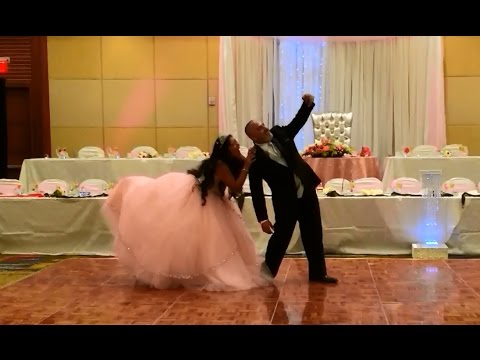 5 دقائق مجنونة تجمع الأب بابنته في حفل زفافها