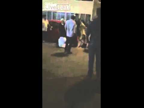 فيديو مشاجرة بين فتاتين خارج ملهى ليلي