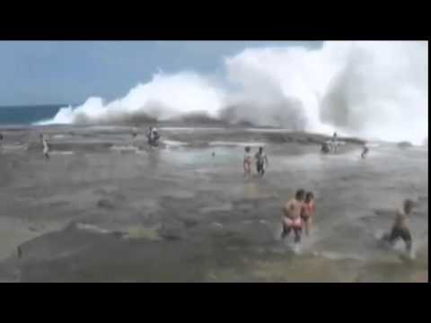 شاهد ماذا حدث لرجل وقف يقبل زوجته