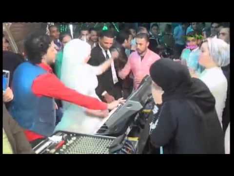 بالفيديو عروس تشعل حفل زفافها وتقود الدي جي بنفسها
