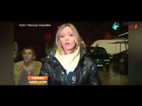 فيديو رجل يشهر سلاحه في وجه مذيعة