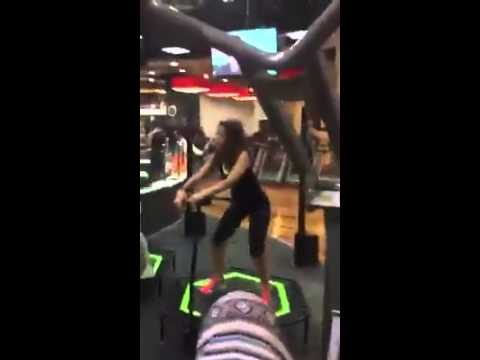 شاهد فتاتان مصريتان تشعلان مواقع التواصل بتمارين رياضية