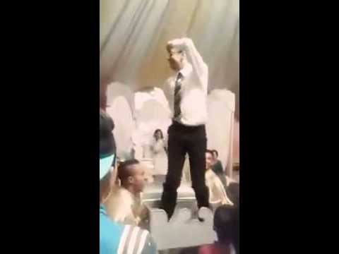 فيديووصلة رقص هيستيري لعريس في حفل زفافه