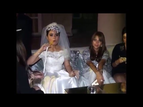 شاهد عروس تدخن الأرجيلة أثناء حفل زفافها