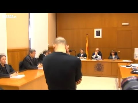 لحظة النطق بالحكم على نجم برشلونة بالسجن لمدة عام