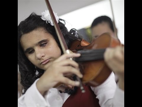 شاهد موسيقيون مكفوفون يبهرون الجمهور في حفل في الأسكندرية