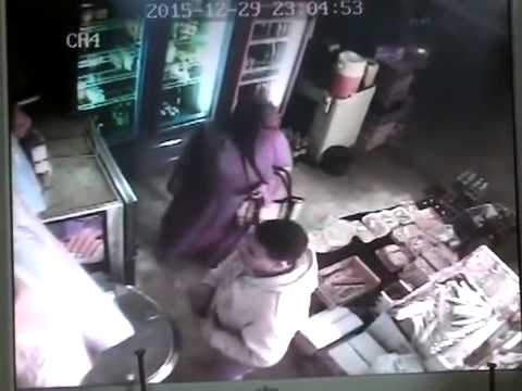 فيديو منتقبة تسرق محلًا في السويس