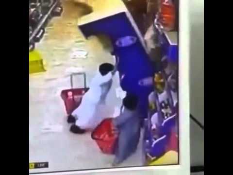 لحظة سقوط دولاب عرض فوق طفل سعودي في مركز تسوق