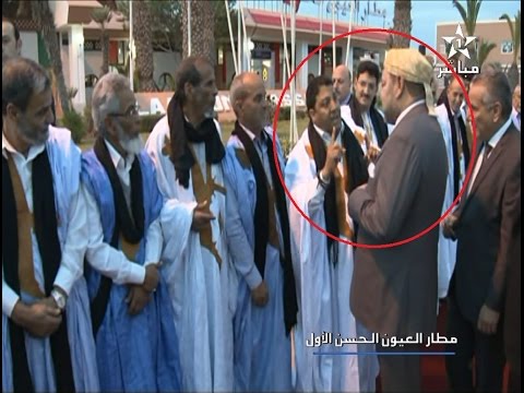 رجل صحراوي يوقف الملك محمد السادس للتحدث معه