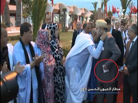 أحد الصحراويين يقدم ورقة للملك محمد السادس
