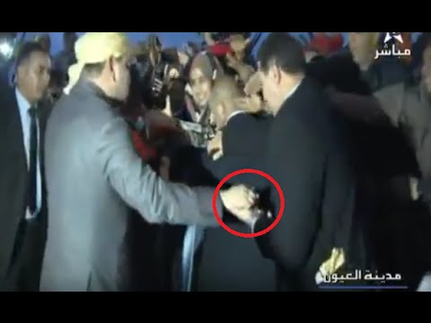 الملك محمد السادس يتفاعل مع أهالي العيون ويأخذ الرسائل منهم