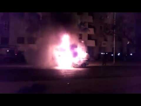 بالفيديو احتراق سيارة فارهة في حي الداخلة