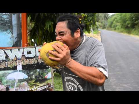 الرجل الخارق يقشر جوز الهند بأسنانه القوية