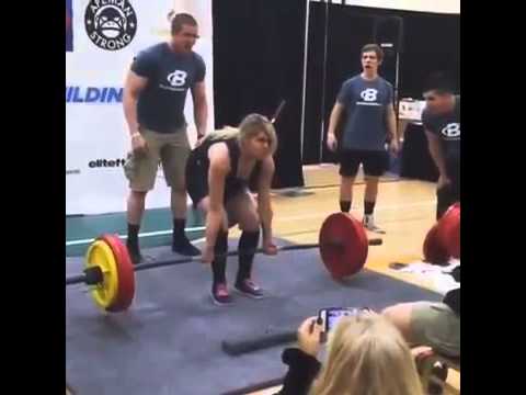 شاهد رياضية أميركية تتقيأ على الحكام أثناء رفعها الأثقال