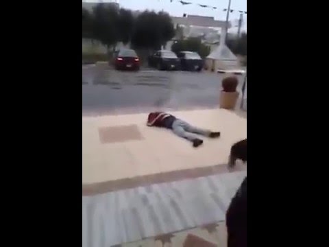 بالفيديو شباب يتعرضون لموقف محرج في الشارع