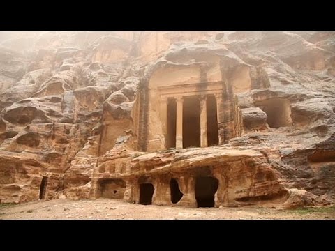 أمطار غزيرة تتساقط على البتراء وتؤدي إلى إغلاقها مؤقتا في وجه السُّياح