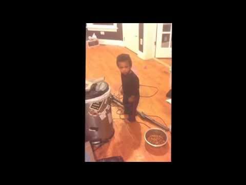 شاهد طفل يتجمد كالتمثال هربًا من العقاب