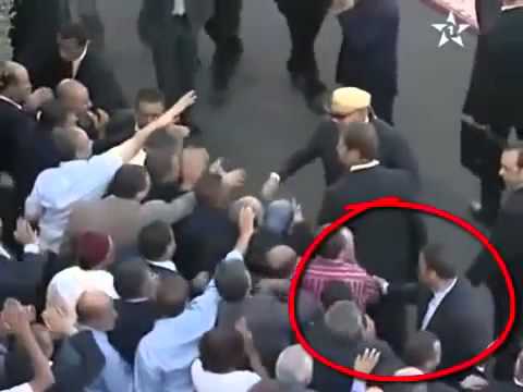 رجل يمازح احد حراس الملك محمد السادس