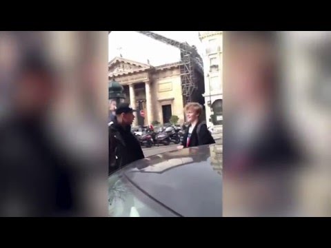 “فان دير فيل” يحاول بدء “خناقة” في أحد شوارع باريس