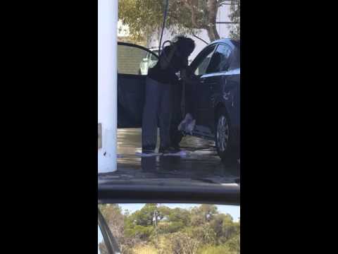 سيدة تدمر سيارتها بالصابون