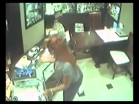 امرأتان تستخدمان طفلة في تنفيذ سرقة محل مجوهرات