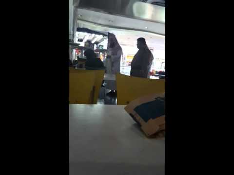 شاهد عضو الأمر بالمعروف يتعامل بطريقة جافة مع فتاة