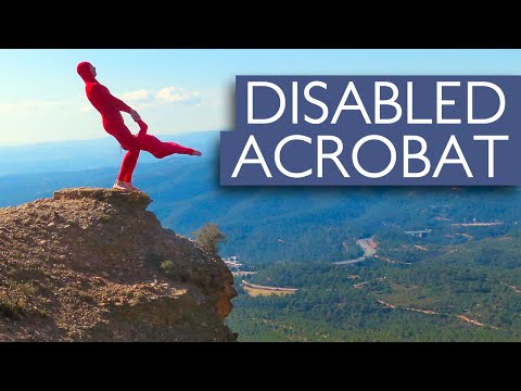 “معاقة” تلعب الأكروبات على حافة جبل فى برشلونة