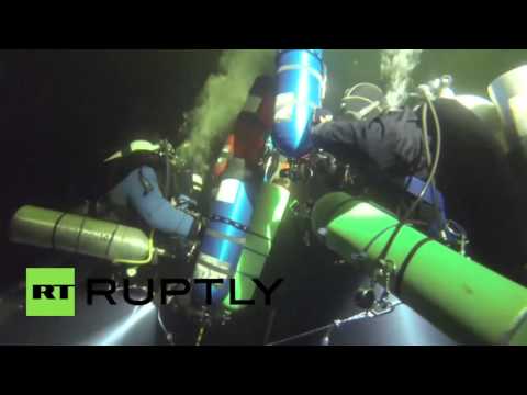 روسيا تحطم رقمًا قياسيًا عالميًا جديدًا للغوص تحت الجليد