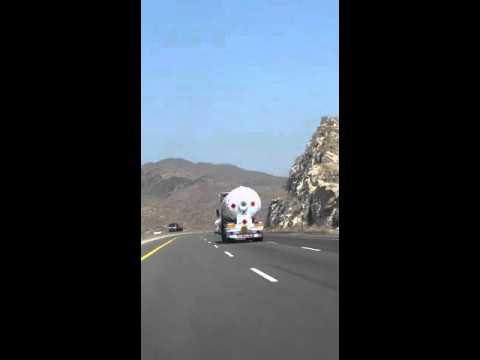 بالفيديو سباق بين شاحنات غاز على الطريق السريع