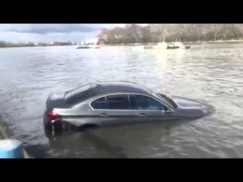 بالفيديو لحظة غرق سيارة «bmw» في نهر «التايمز»
