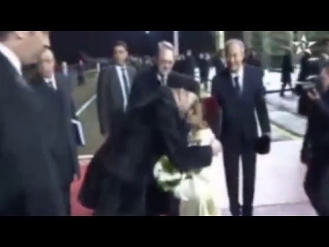 شاهد طفل يستقبل الملك محمد السادس بالزهور