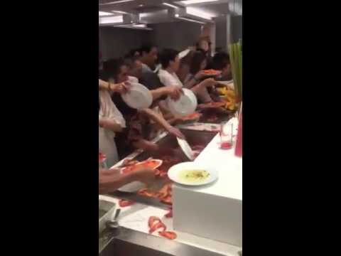 شاهد ماذا فعل فوج سياحي في بوفيه جمبري