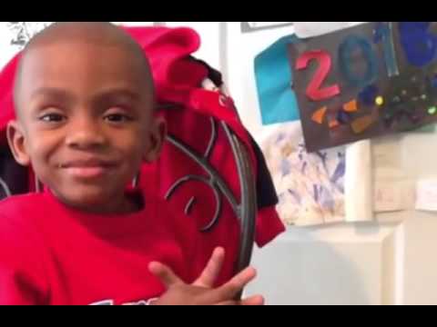 شاهد كيف عبر الطفل عن حبه لوالدته في عيد الأم