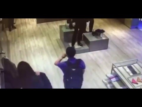 بالفيديو استغل انشغال البائع ليسرق