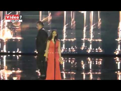 بالفيديو شاهد ماذا فعل الفنان أحمد حلمي مع زوجته منى زكي عقب تكريمها