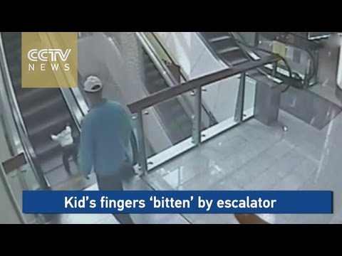 بالفيديو لحظة فقدان طفلة صغيرة أصابعها بسبب سلّم كهربائي