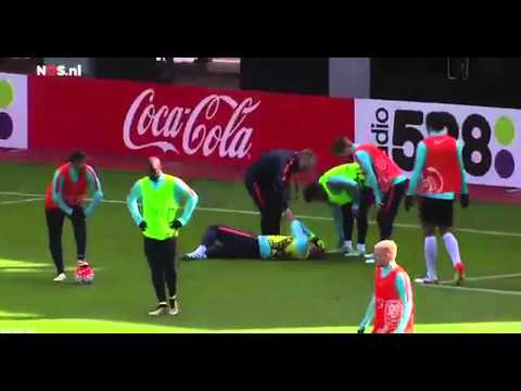 شاهد مهاجم هولندي يتسبب في كسر أنف زميله