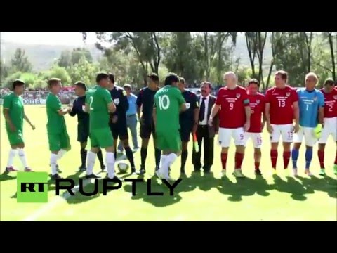 رئيس فيفا جياني إنفانتينو يلعب كرة القدم مع الرئيس الفنزويلي إيفو موراليس