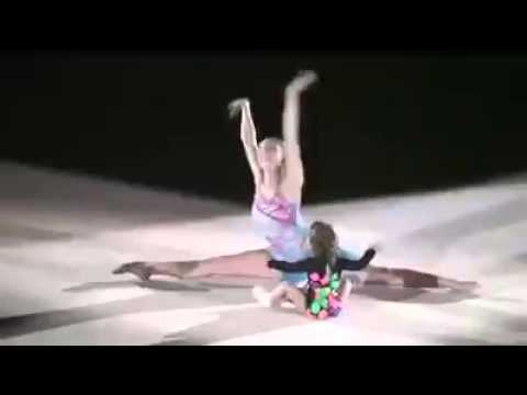 بالفيديو لاعبة باليه تشعل «فيس بوك» بعرض مع طفلتها الصغيرة