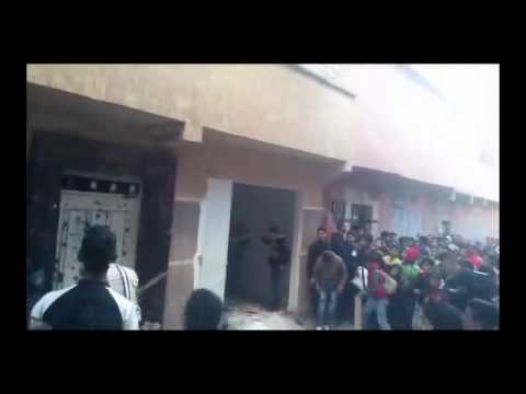 بالفيديو لحظة تحطيم منزل ساحرة «خاطت» فم قط