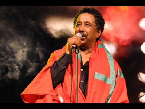 شاهد مبعوثون من ديوان الملك يسلمون الشاب خالد جوازه المغربي