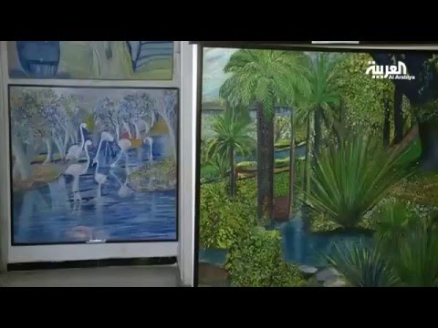 طبيب يحوّل عيادته إلى معرض تشكيلي