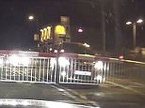 سائقة عبقرية تتحايل على الاصطدام بقطار