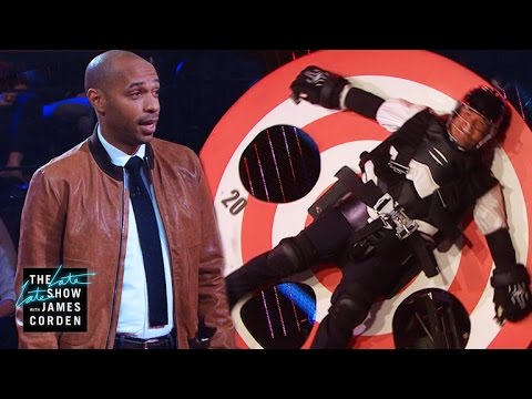 تييري هنري يعاقب مذيع على الهواء تحداه في تسديد الكرة