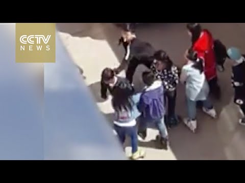 طالبات صينيات يضربن زميلتهن بعنف في المدرسة