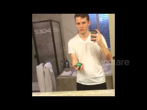 شاهد  شاب يلعب مع نفسه بالكرة في المرآة