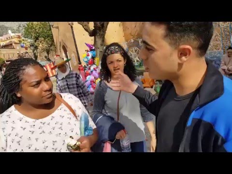 شاهد شاب مغربي يسعى لتعلم اللغة الإنجليزية مع الأجانب في شوارع شفشاون