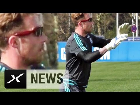 حارس مرمى شالكه الألمانى يشارك فى التدريبات بنظارة شمسية