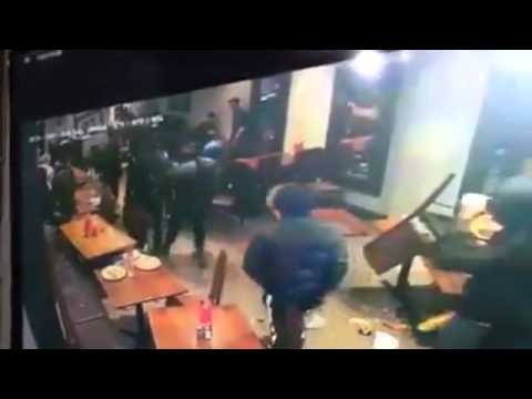 بالفيديو شاهد لحظة اقتحام مطعم فى لندن وطعن أحد الزبائن